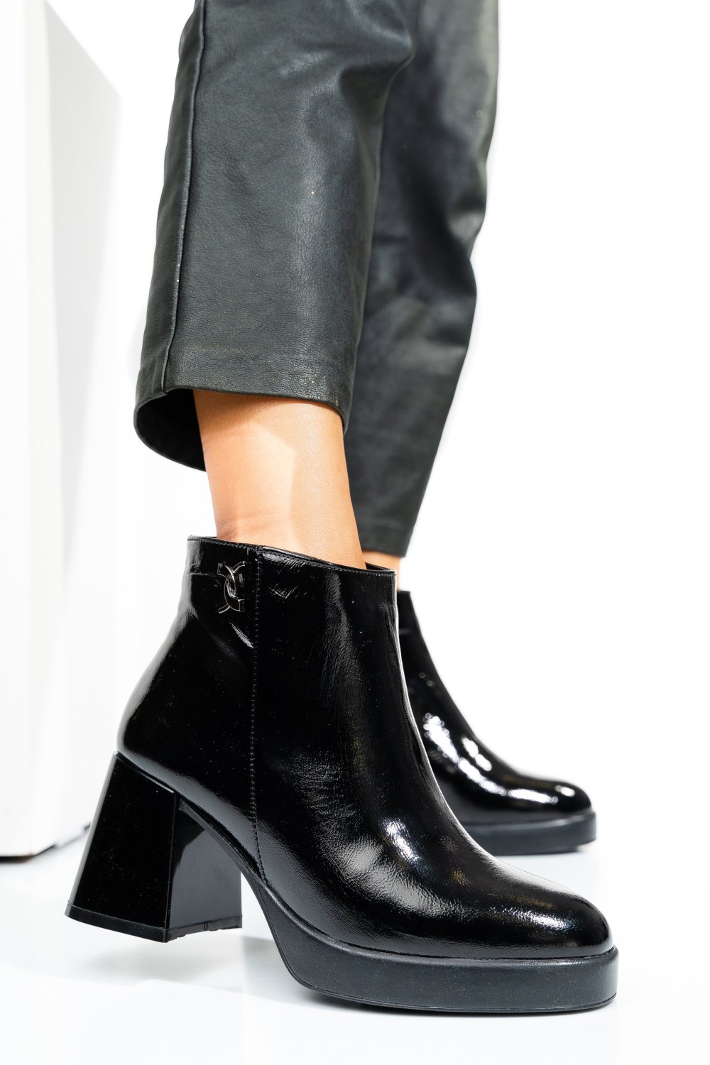 Fekete természetes lakkozott bőr bokacsizma 2s7h42827npk