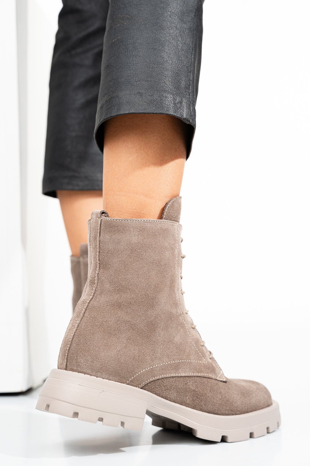 Bézs fordított bőr bakancs 2s7h42801sp