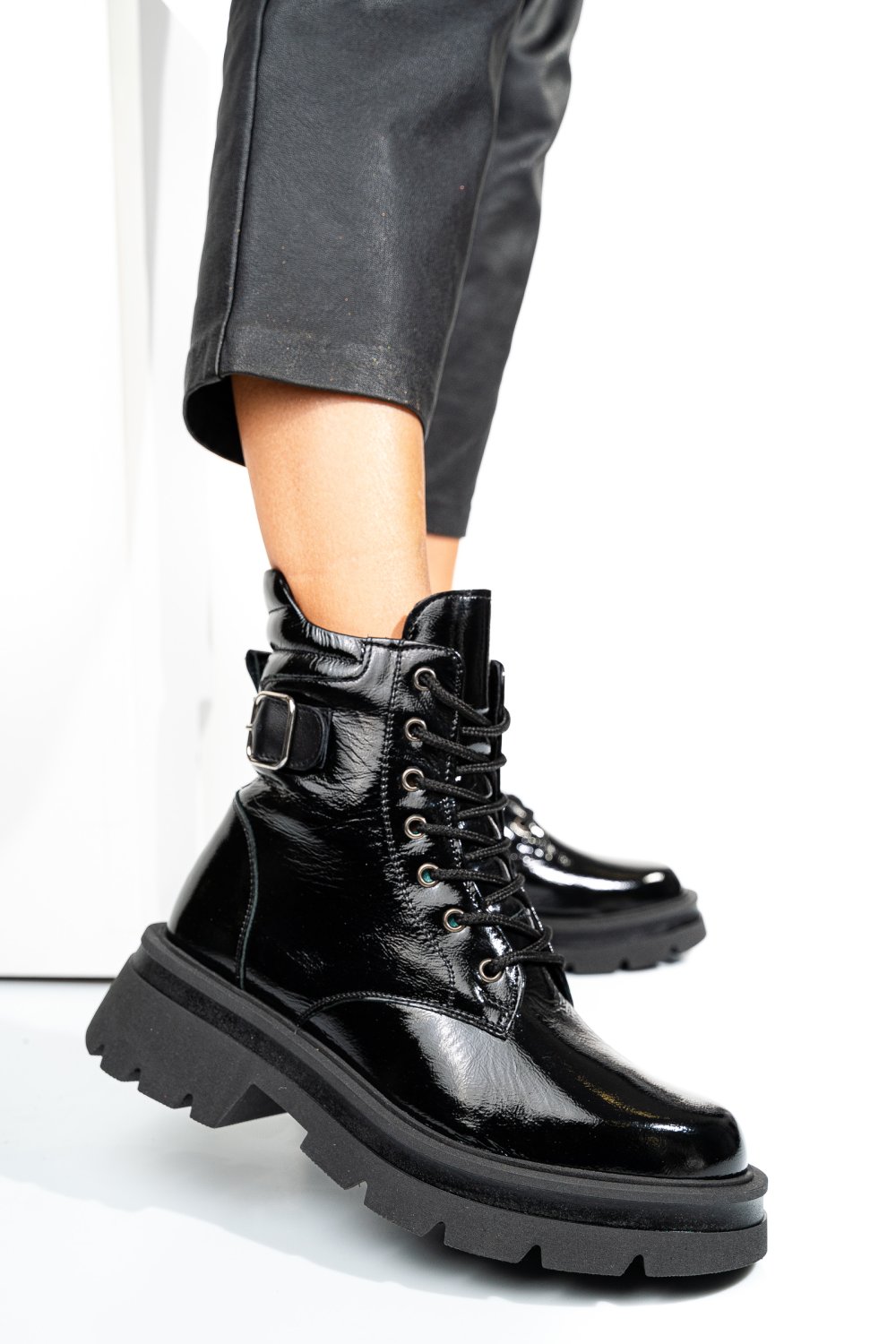 Fekete természetes lakkozott bőr bakancs 2s7h42821npk