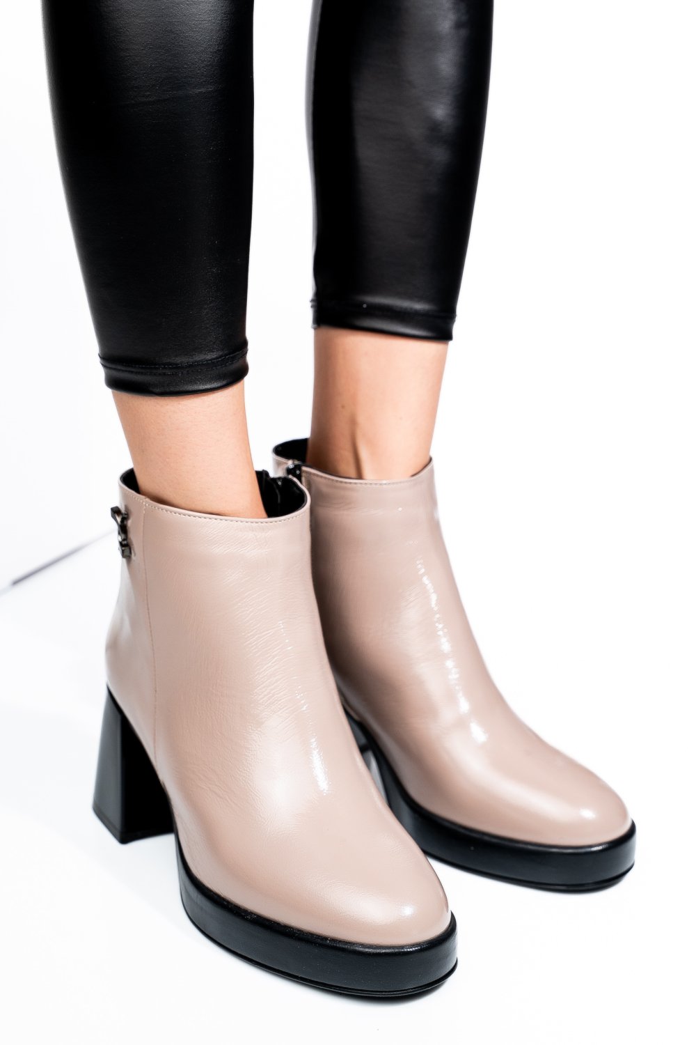 Bézs természetes lakkozott bőr bokacsizma 2s7h42827npk