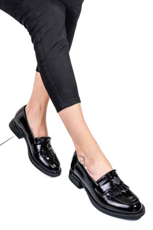 Fekete természetes lakkozott bőr  2s7h51628npk