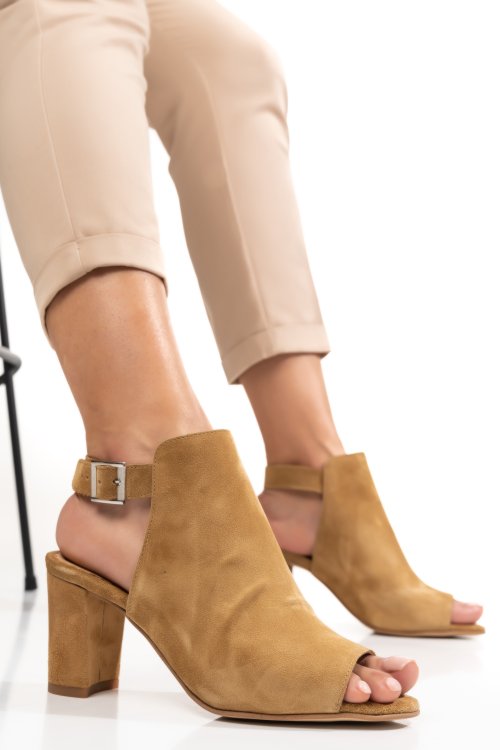 Barna természetes bőr szandál 9s7h06