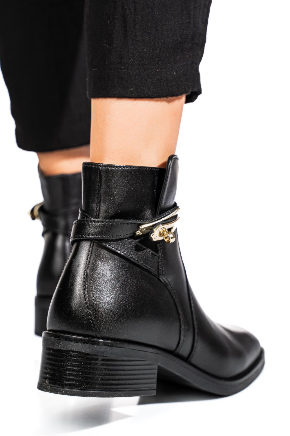 Fekete természetes bőr bakancs vs7hb22-4207