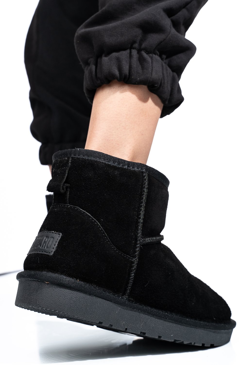 Fekete fordított bőr csizma is7h1201