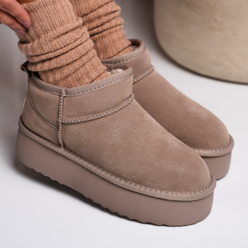 Lapos sarkú női csizma