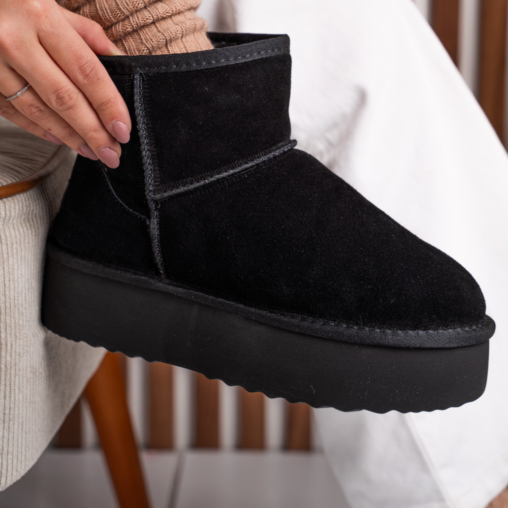 Lapos sarkú női csizma