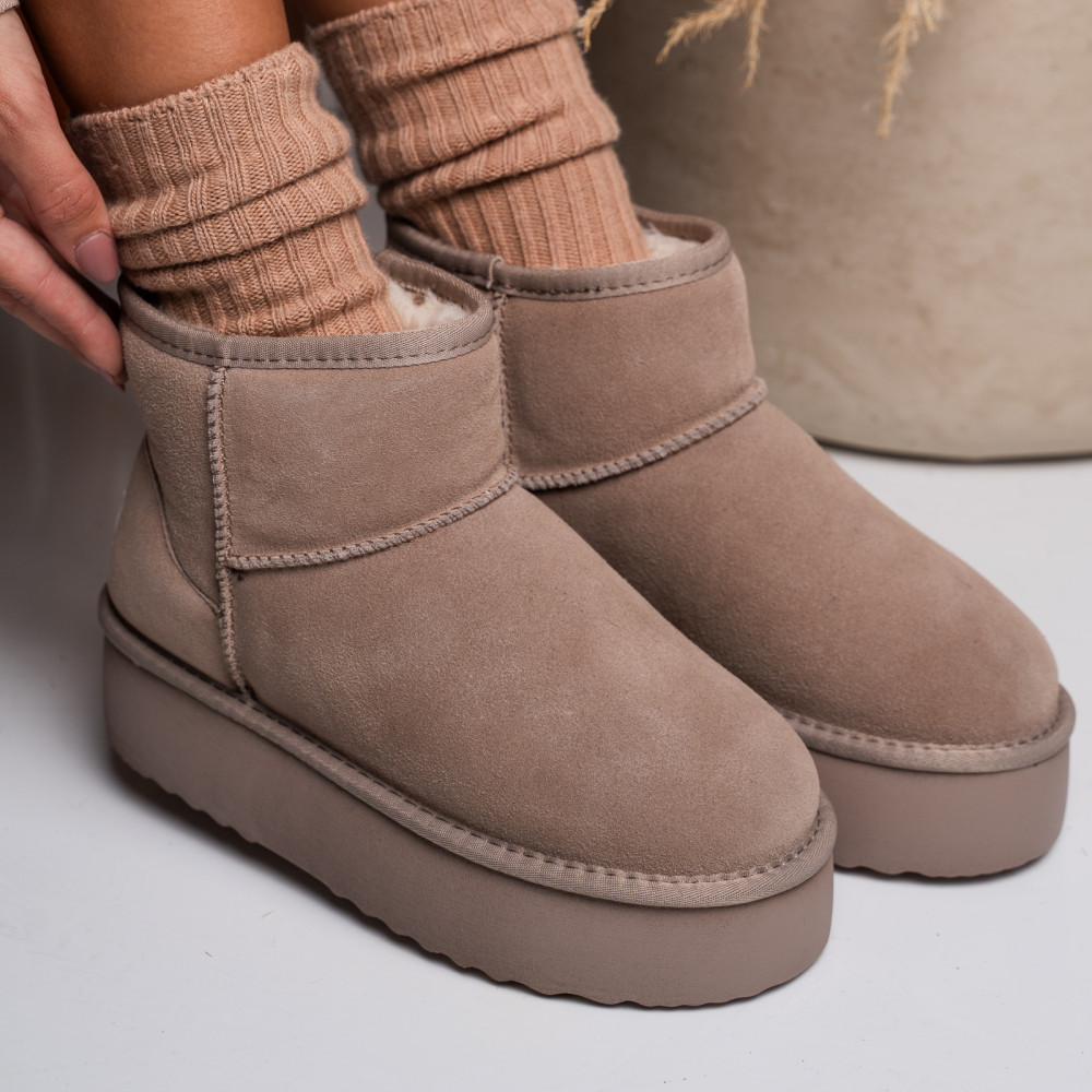 Lapos sarkú női csizma