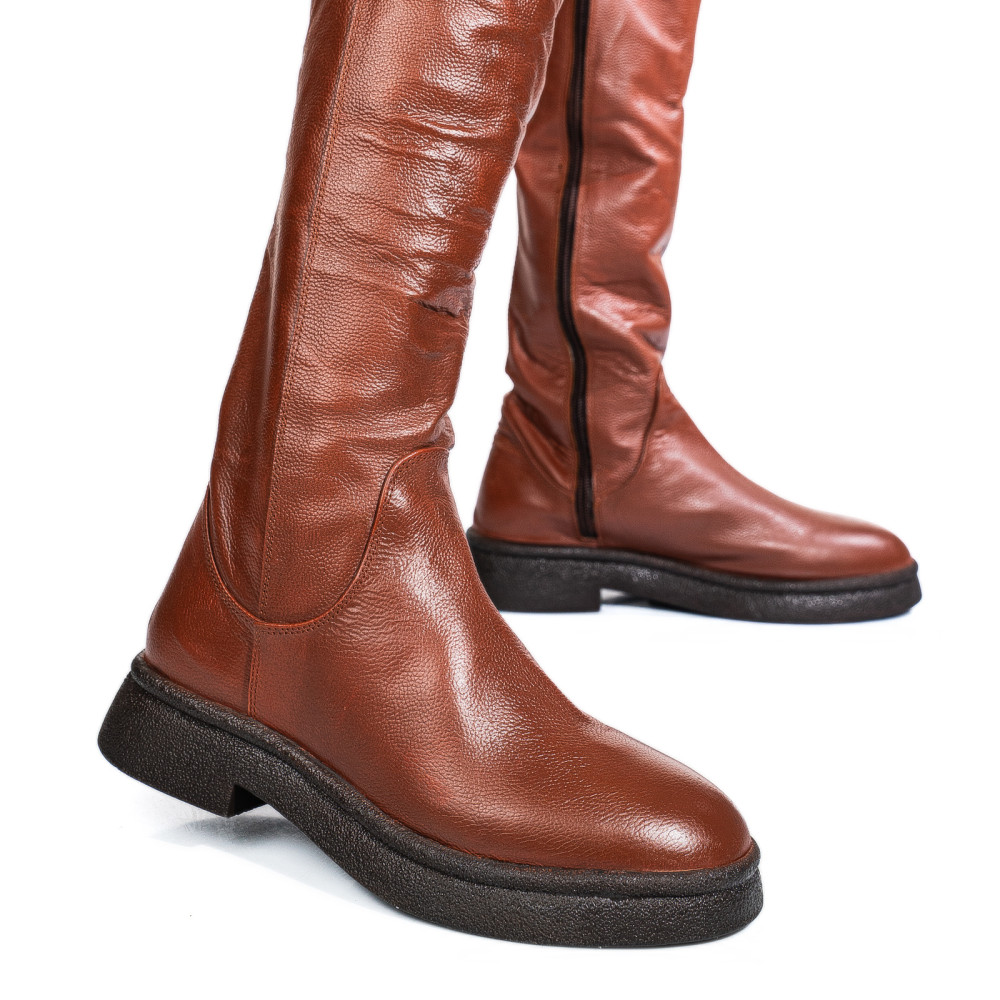 Lapos sarkú női csizma