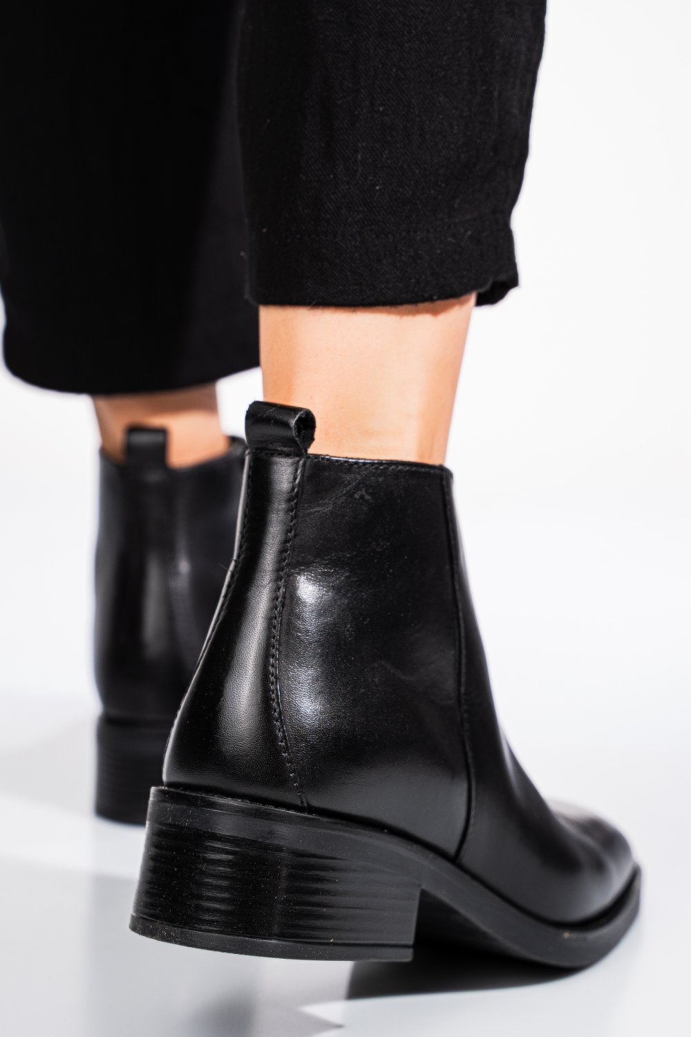 Fekete természetes bőr bakancs vs7hb22-4204