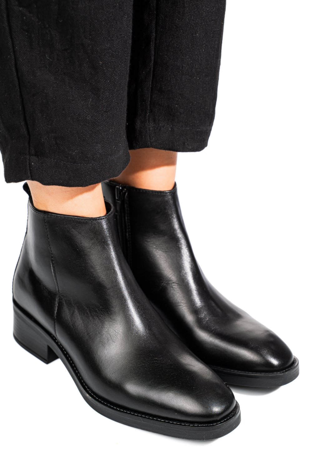 Fekete természetes bőr bakancs vs7hb22-4204