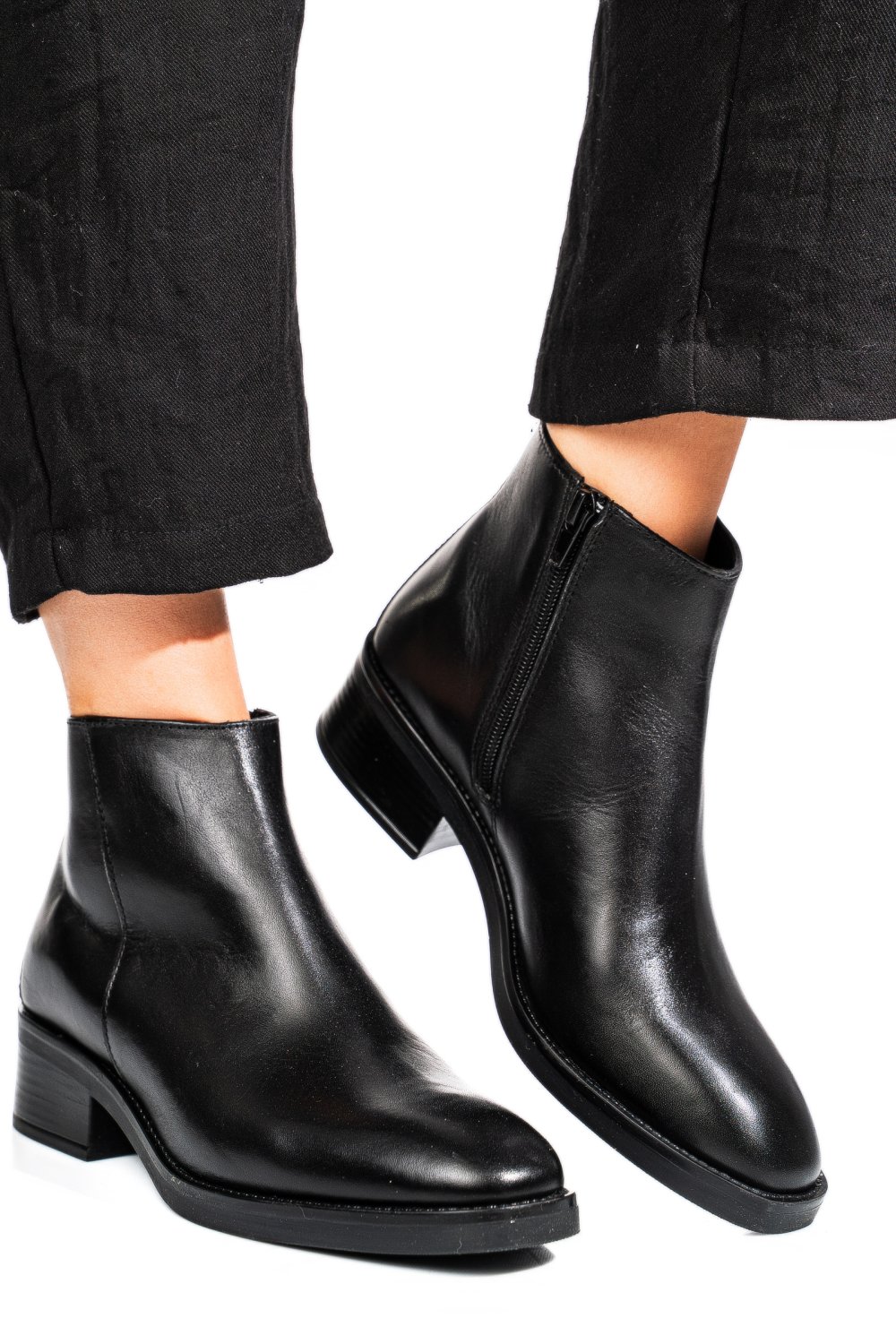 Fekete természetes bőr bakancs vs7hb22-4204