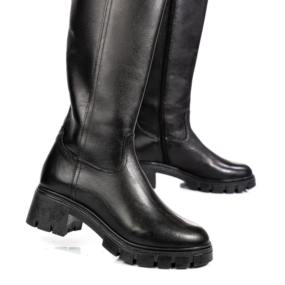 Vastag sarkú női csizma