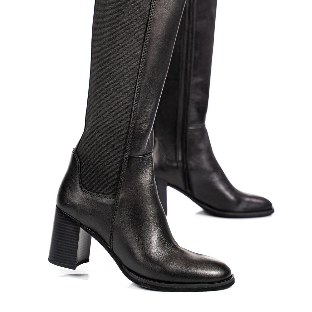 Magassarkú női csizma