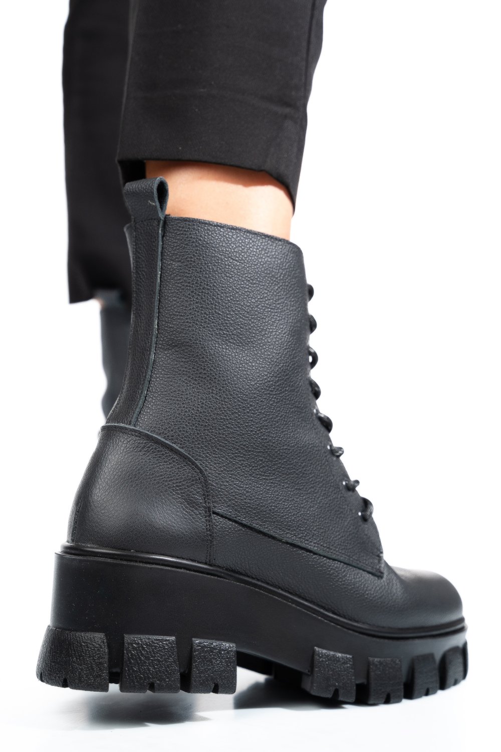 Fekete természetes bőr bakancs 1s7h55