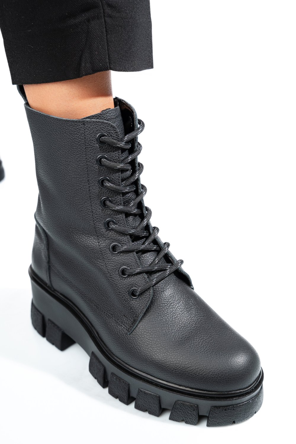 Fekete természetes bőr bakancs 1s7h55