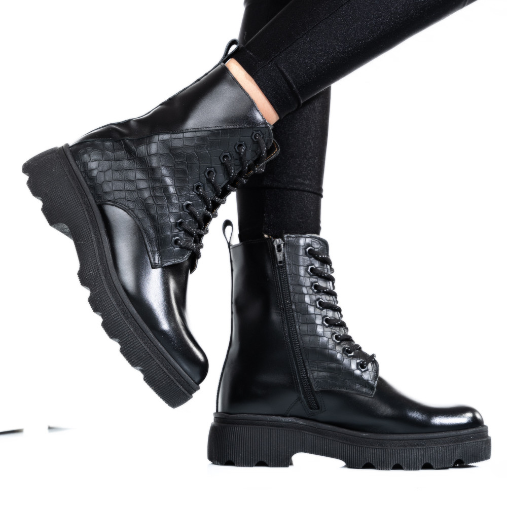 Fűzős női bokacsizma