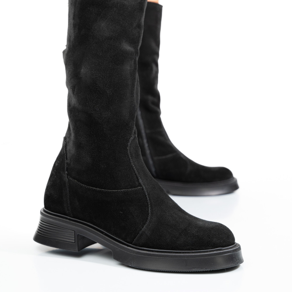 Lapos sarkú női csizma