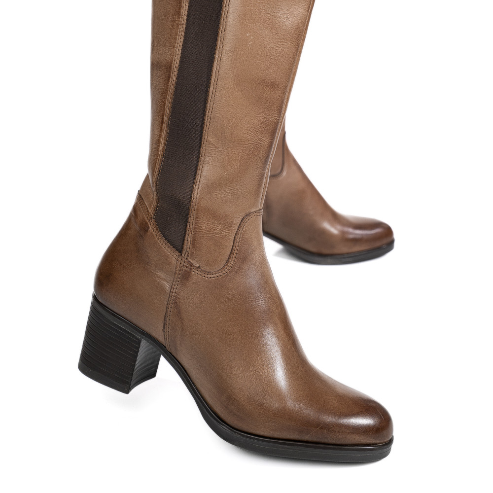 Magassarkú női csizma