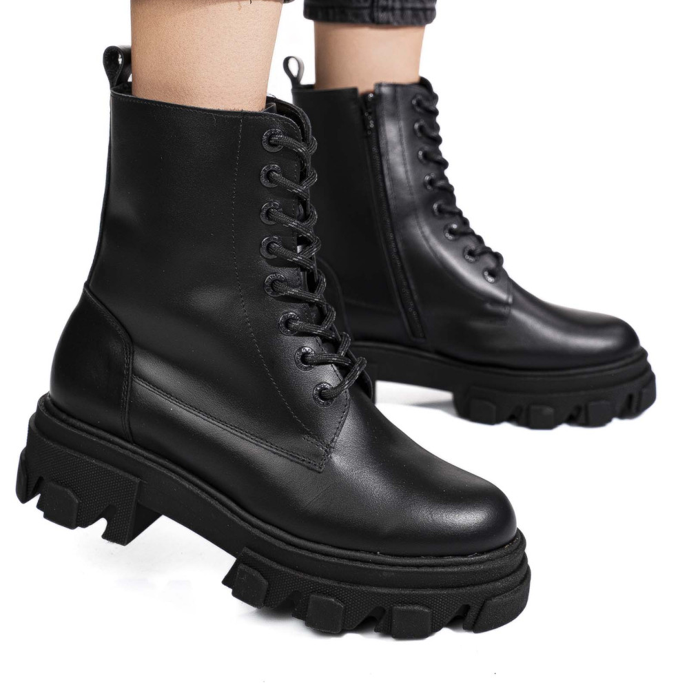 Fűzős női bokacsizma