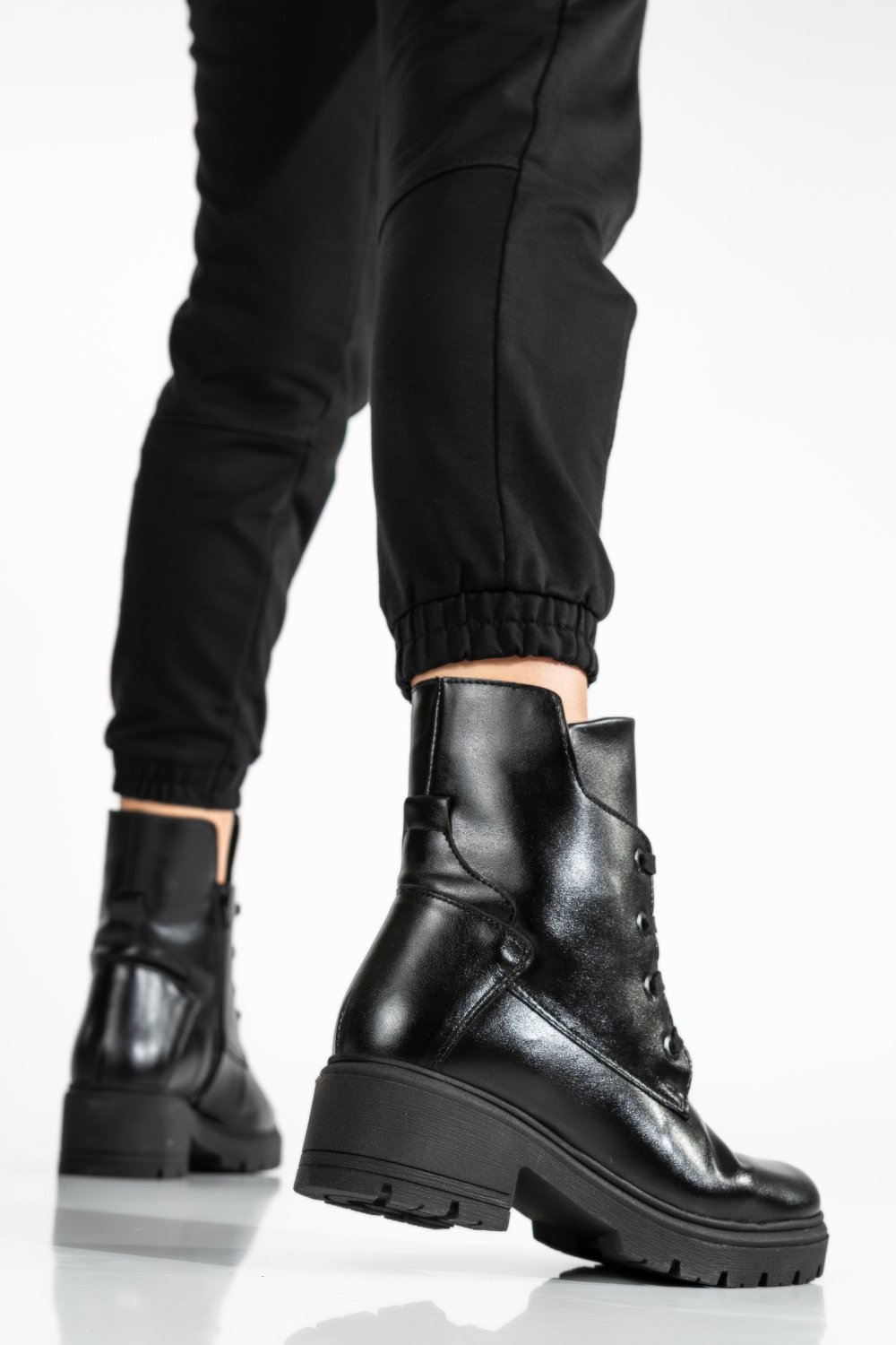 Fekete természetes bőr bakancs 9s7h48