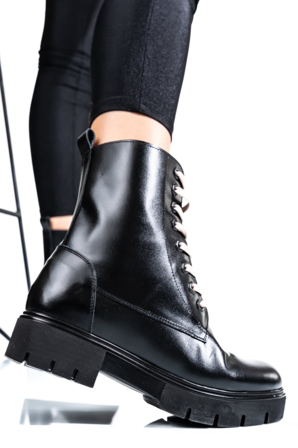 Fekete természetes bőr bakancs 1s7h31