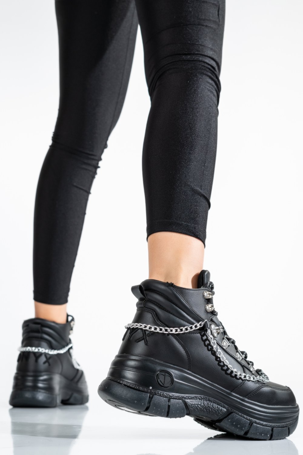 Fekete bakancs ws7h20-s0x857