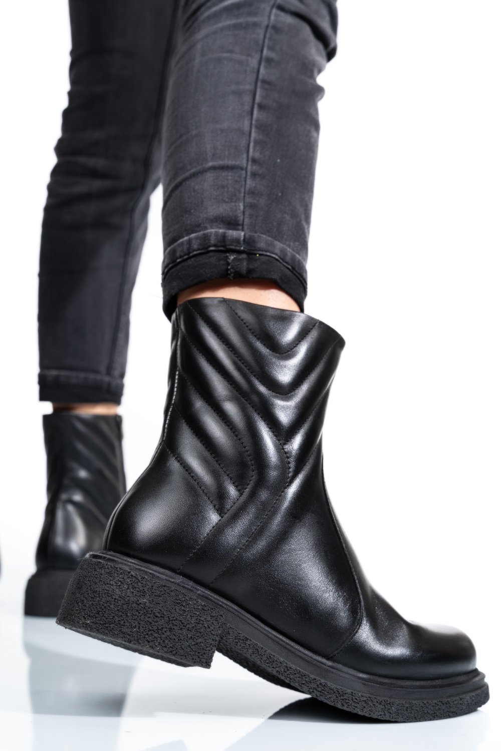 Fekete természetes bőr bakancs 4s7h24