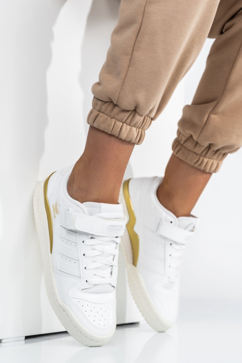 Adidas fehér sportcipők hs7h05110